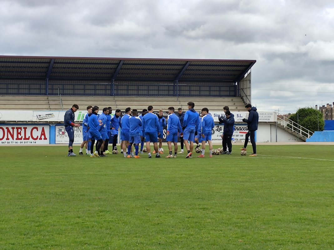 La charla de Sergio Fernández con sus jugadores tras una de las sesiones de trabajo previas al partido ante el Mojados. / duerodeporte.com