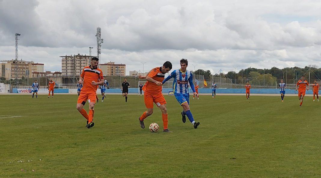 Una acción de juego entre blanquiazules y anaranjados en el Juan Carlos Higuero. / duerodeporte.com