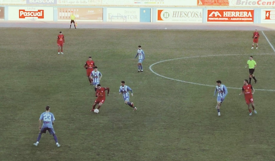 Imagen del partido entre blanquiazules y trastormesinos en el partido de la primera vuelta en Aranda de Duero. / duerodeporte.com