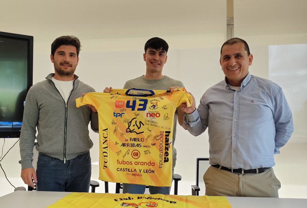 Juan Tamayo -centro- junto a Juan de Pablo (Hermanos de Pablo Arribas) y Juan Pablo Berdón (presidente Villa de Aranda) durante el acto de renovación del extremo arandino. / duerodeporte.com