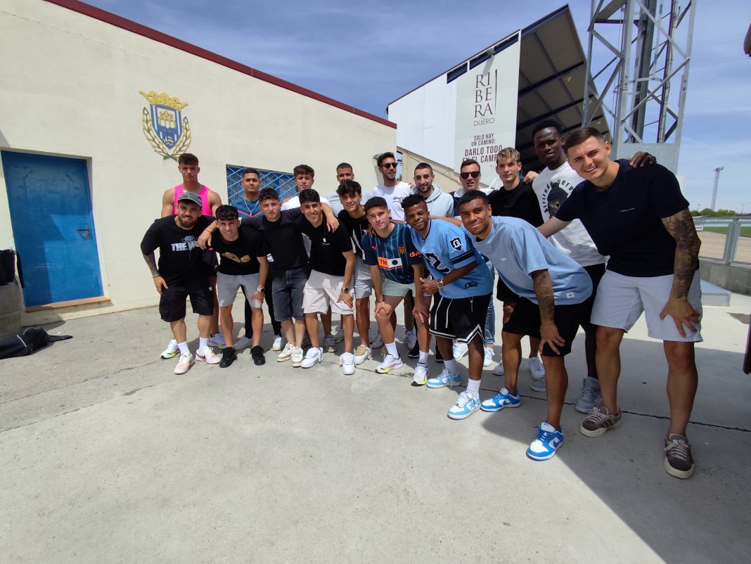 La plantilla de la Arandina en su despedida este lunes en el Juan Carlos Higuero. / duerodeporte.com