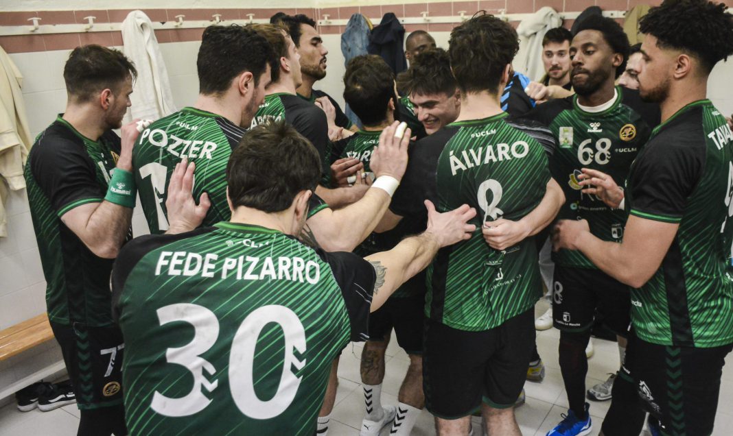 La plantilla de Rebi Cuenca antes de afrontar un partido en el vestuario de El Sargal. / Juan Alberto Lillo (ASOBAL)
