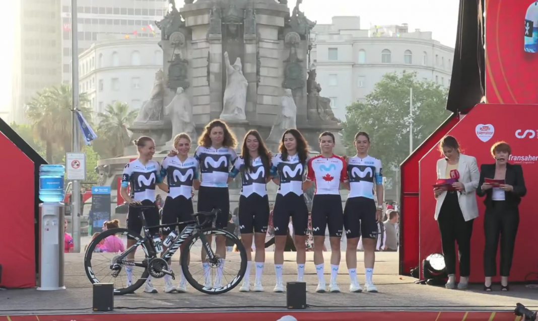 Sara Martín (d) junto al resto de la escuadra de Movistar Team en la presentación de la Vuelta en Barcelona. / @LaVueltaFem