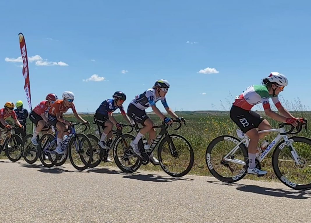 Marlen Reusser tras Elisa Longo al paso por el Alto de Cerca Peseta a siete kilómetros de línea de meta en Roa. / duerodeporte.com