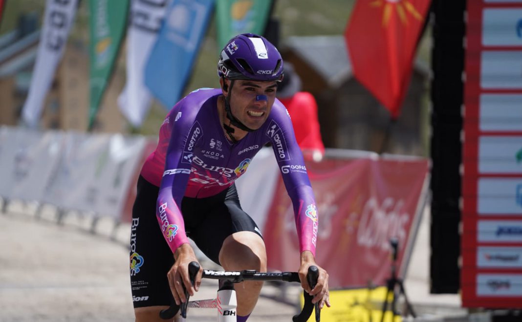 Mario Aparicio en el momento que llega a línea de meta en la CRI del Campeonato de España. / RFEC