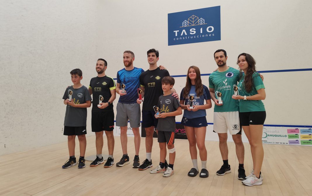 Foto de familia de todos los premiados en el Campeonato de Castilla y León. Abel Martín -3º por izq- al lado del campeón Aitor Zunzunegui -a su izquierda-. / duerodeporte.com