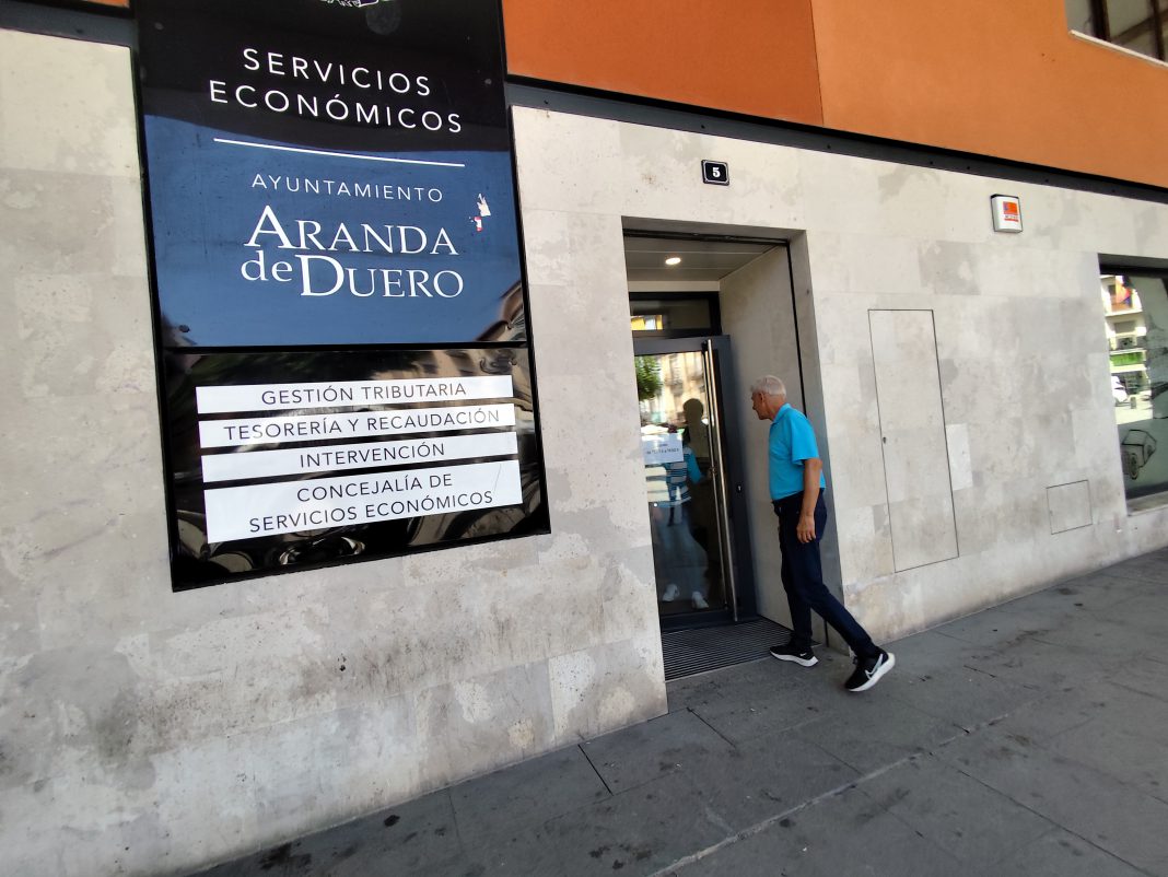 El presidente Demetrio Rodríguez en la puerta de Servicios Económicos del Ayuntamiento de Aranda de Duero. / duerodeporte.com