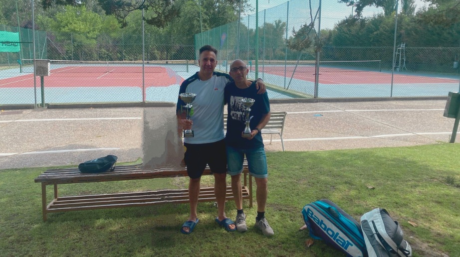 Rodrigo Temiño (i) con el trofeo de campeón junto al subcampeón, Javier Miguel. / duerodeporte.com