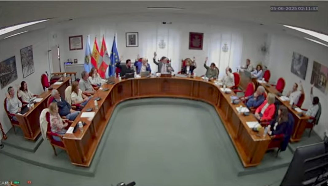 Imagen del pleno extraordinario celebrado el jueves 5 de junio en el salón de plenos del Ayuntamiento de Aranda de Duero. / Ayuntamiento de Aranda