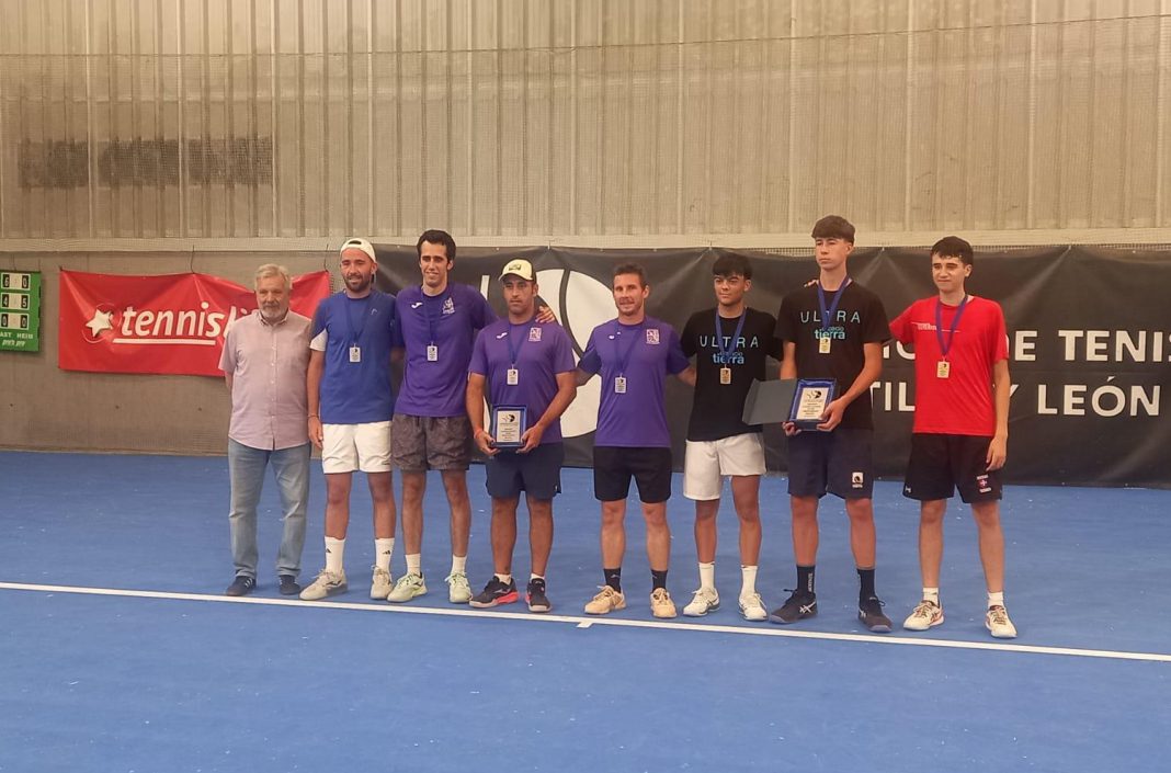Los integrantes del Tenis Ribera junto a la formación de Tierras de Segovia. / duerodeporte.com