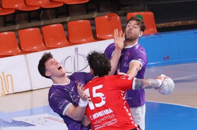 Sladkowski (i) y Poveda intentan frenar a el amarillo Moreira en el duelo del play out en El Plantío. / balonmanoburgos