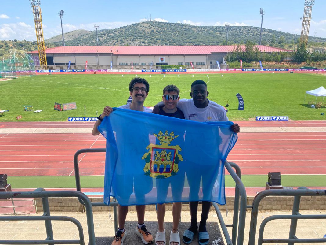 Álvaro Cubillo (i) David Vicente y Rodrigo Dango con la bandera de Aranda de Duero tras lograr el ascenso en Soria. / duerodeporte.com