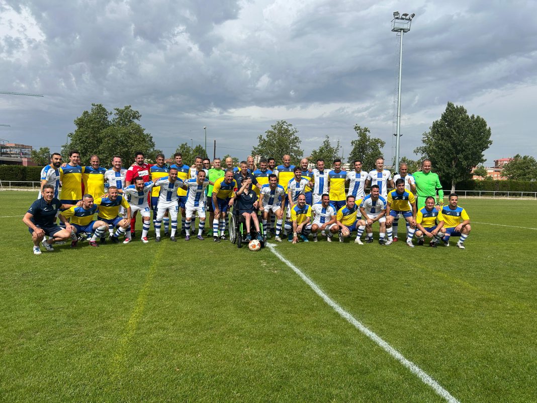 Foto de familia de los integrantes del CD Aranda CF Veteranos y los veteranos del Leganés en las instalaciones de INACUA Aranda. / CD Aranda CF Veteranos - Roberto Campillo