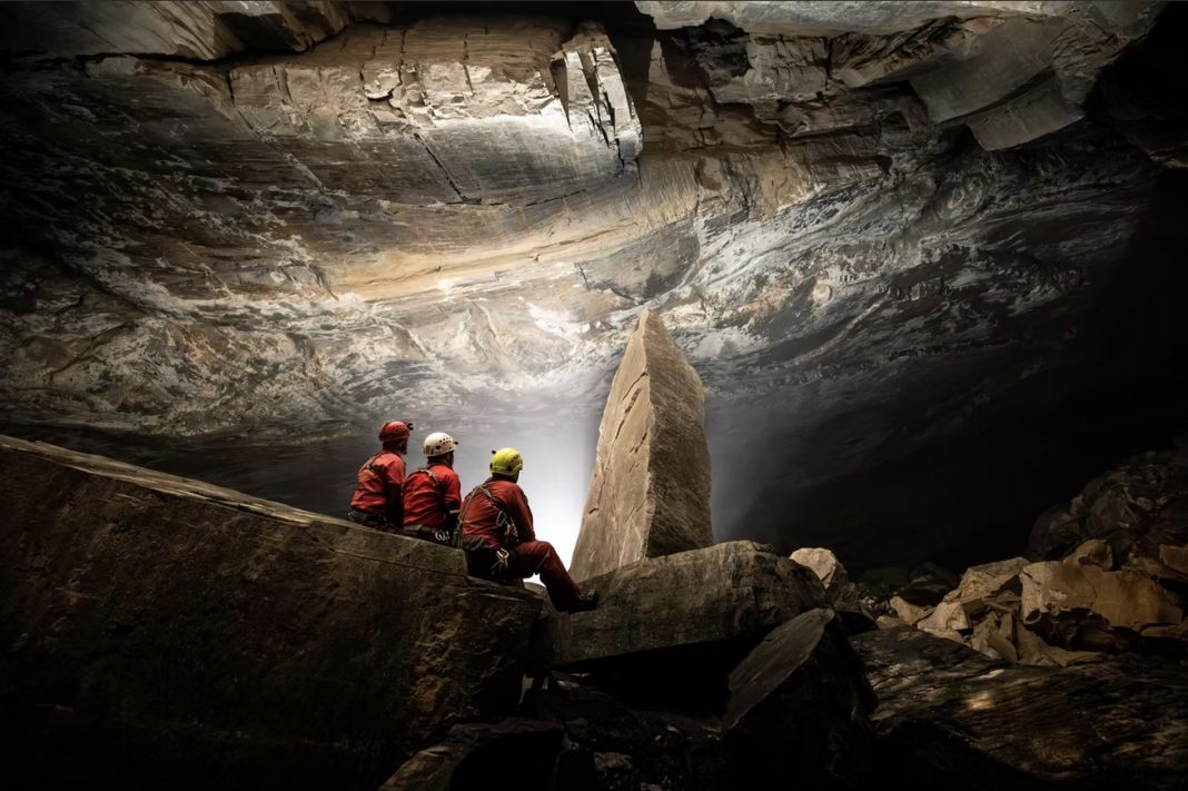 Espeleólogos mexicanos Angel, Jorge y Claudio admiran un obelisco en una sala de la cueva Cheve (Estado de Oaxaca, México), en la primavera del año 2023. / Kasia Biernacka
