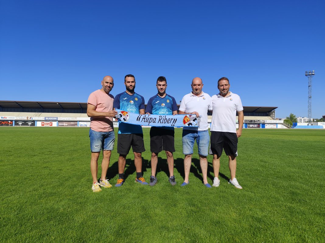 Los hermanos Gil junto al entrenador Bogarde (izq) el presidente Jose Luis Briongos y Luis Cabestrero. / duerodeporte.com