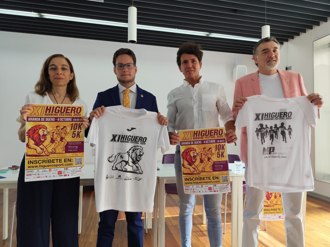 Juan Carlos Higuero, promotor de la prueba, junto a Laura Cabañas (Interclub) -izq- el alcalde de Aranda, Antonio Linaje y el concejal de Festejos, José Antonio Fuertes. / duerodeporte.com
