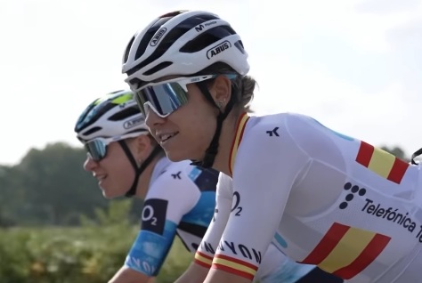 Sara Martín junto a Mareille Meijering durante un entrenamiento previo a la carrera en tierras galas. / Movistar Team
