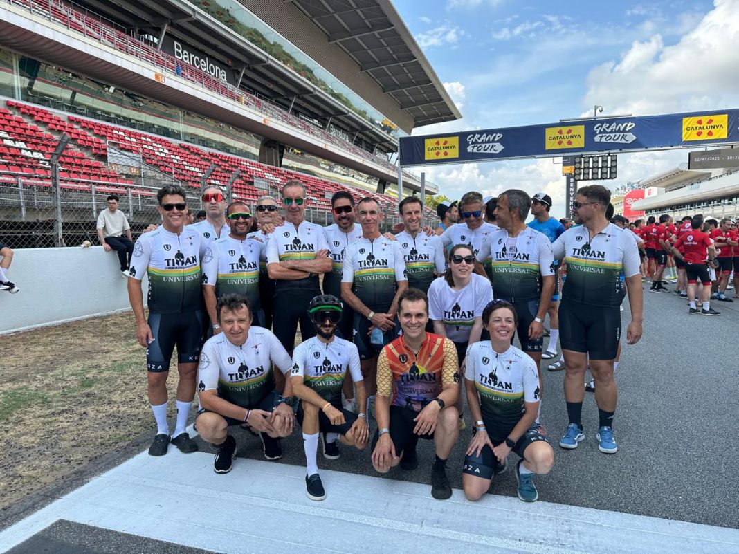 Antonio Ontoso -arriba, 7º por la izq.- junto al resto de sus compañeros del equipo Titán Deja Huella en el Circuito de Montmeló. / titan.dejahuella