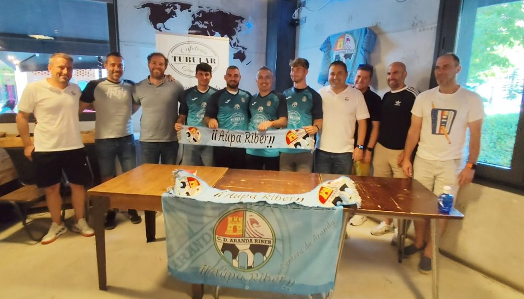 Foto de familia con los responsables del club, el cuerpo técnico y los tres primeros jugadores junto al patrocinador El Tubular. / duerodeporte.com