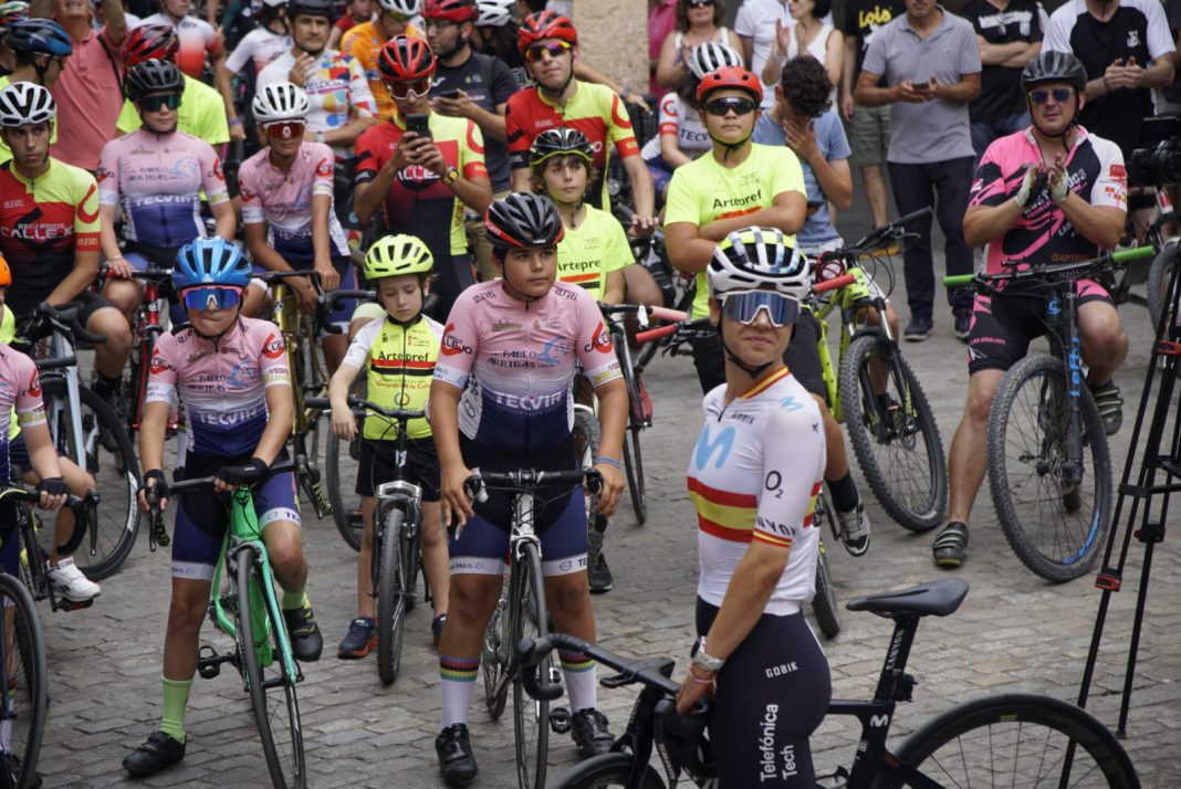 Sara Martín ya es un referente para los jóvenes ciclistas de la localidad. / Eduardo Gorriz