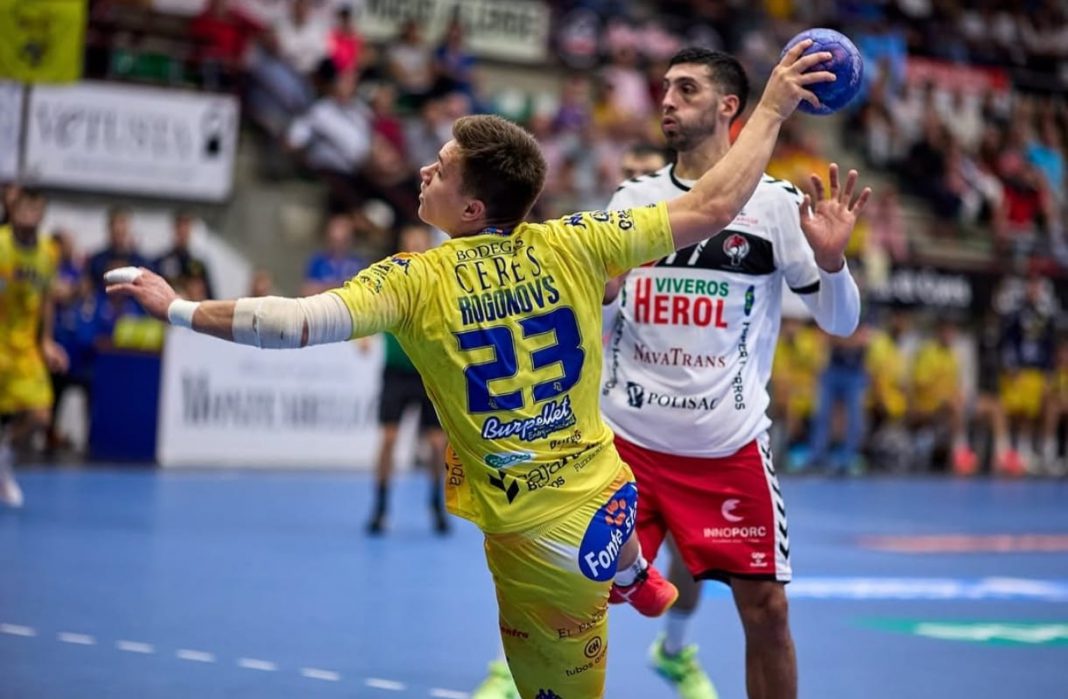 Rogonovs durante el encuentro de la pasada temporada ante Nava en el Santiago Manguán. / Arcalle