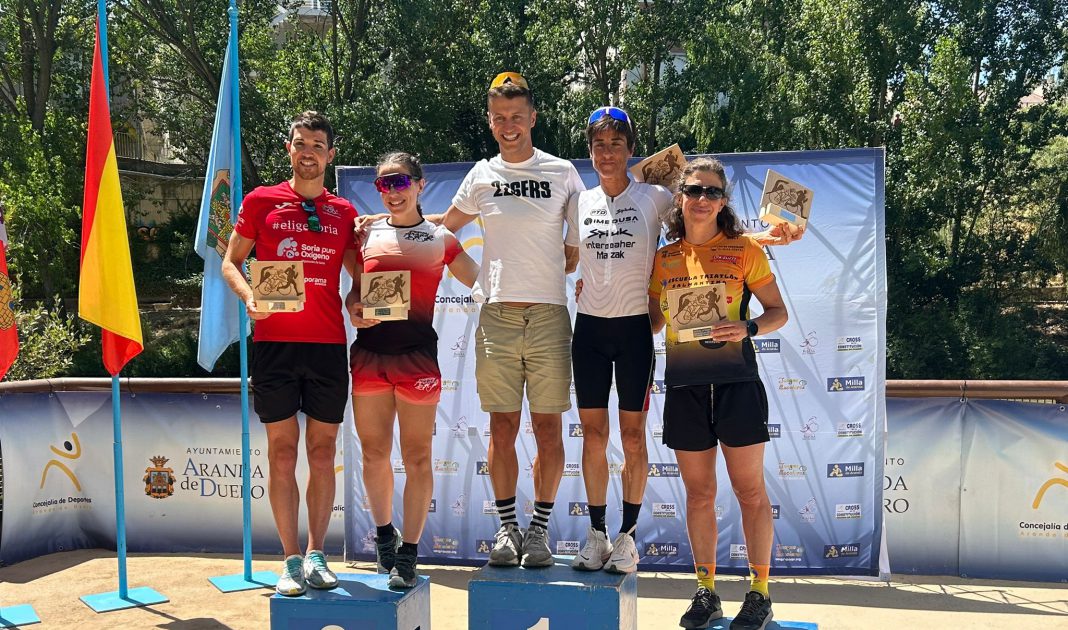 Los podios femenino y masculino del XI Triatlón Aranda en la prueba Estándar. / Triatlón Castilla y León