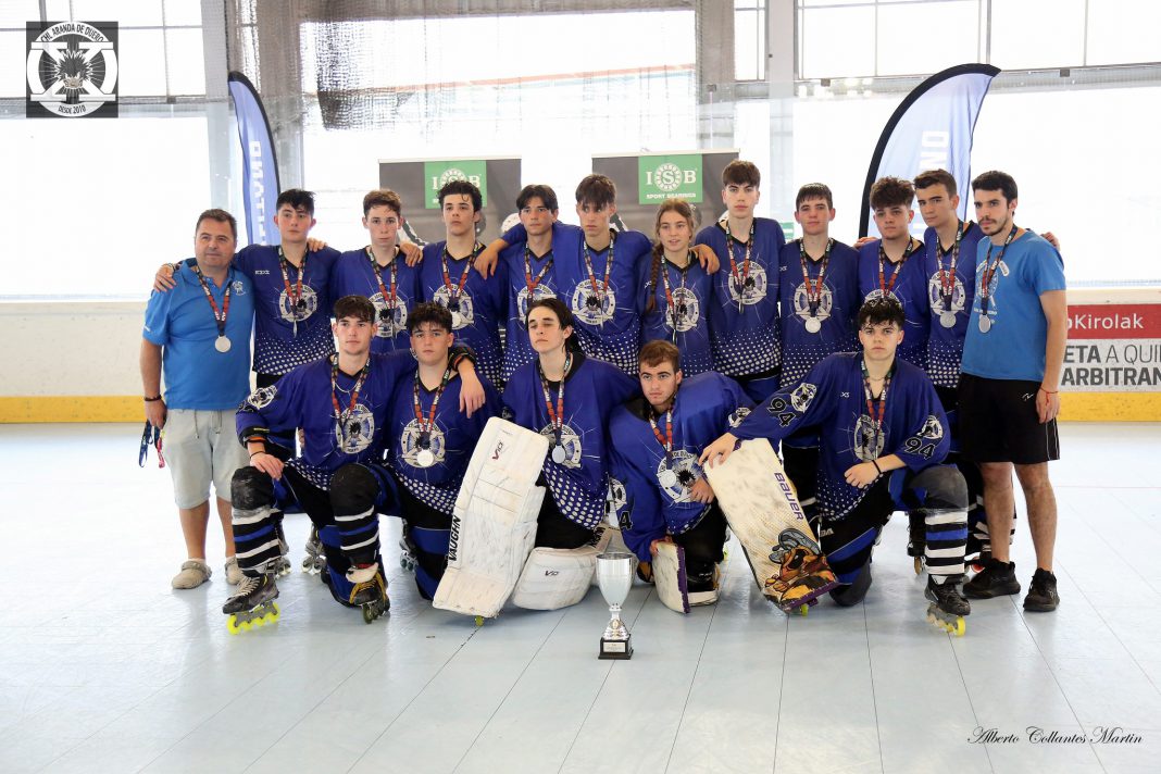 El equipo juvenil de los Erizos Rudos con la Copa de Subcampeones de España lograda el pasado mes junio en Tres Cantos. / Alberto Collantes
