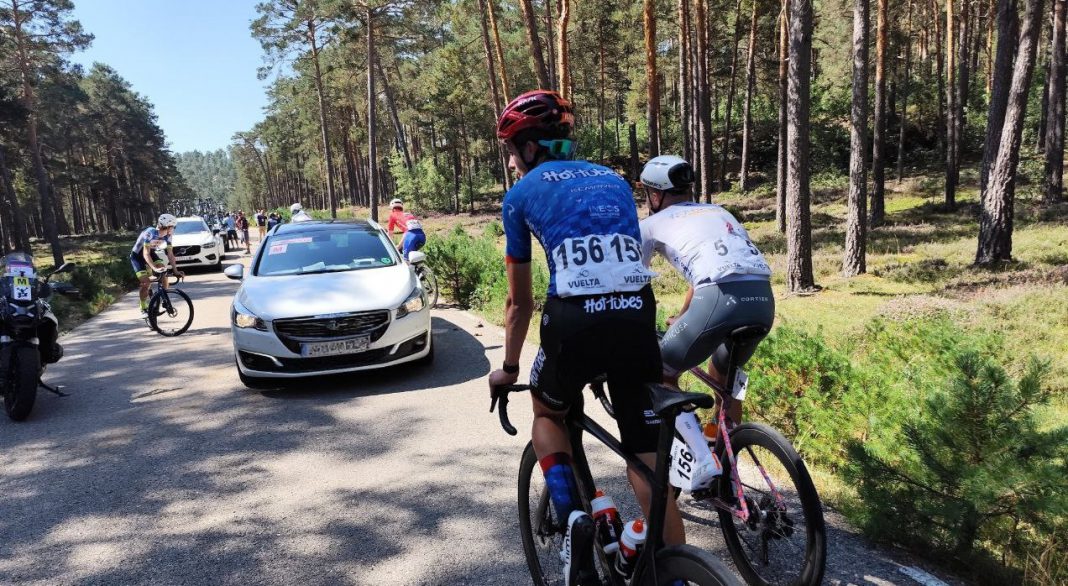 Momento de la neutralización de los corredores tras la fatídica caída en la 2º etapa de Vuelta Ribera. / DUERO Deporte