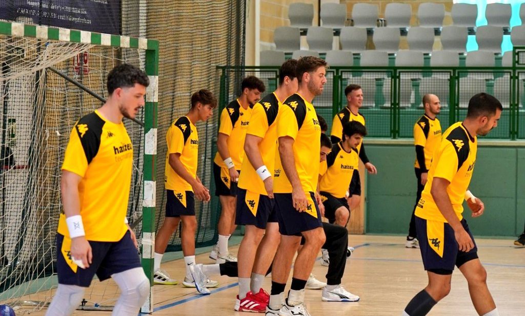 Los amarillos durante una parte del calentamiento antes del encuentro ante Anaitasuna en el Oberena de Pamplona. / @Roberto_Campill0