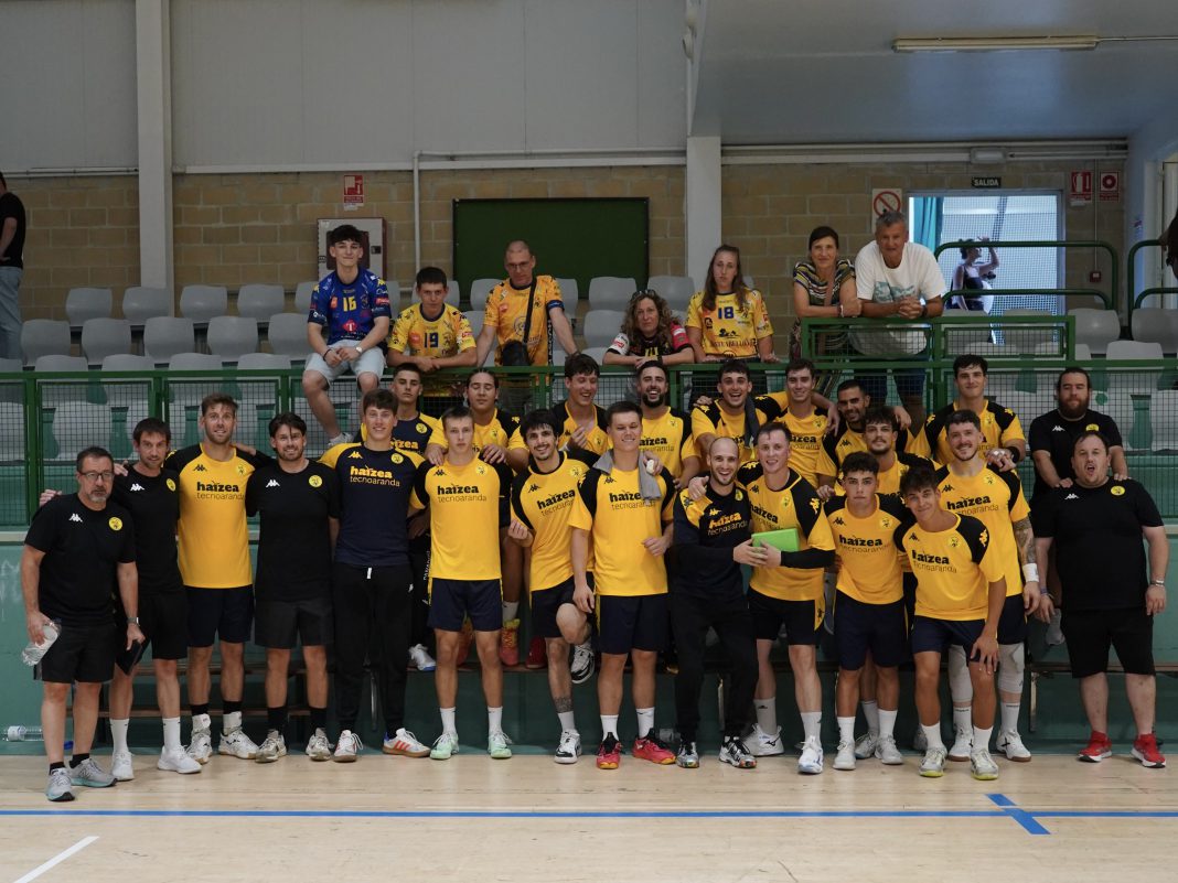 Foto de familia equipo afición tras el reciente duelo de pretemporada en Pamplona. / @Roberto_Campill0