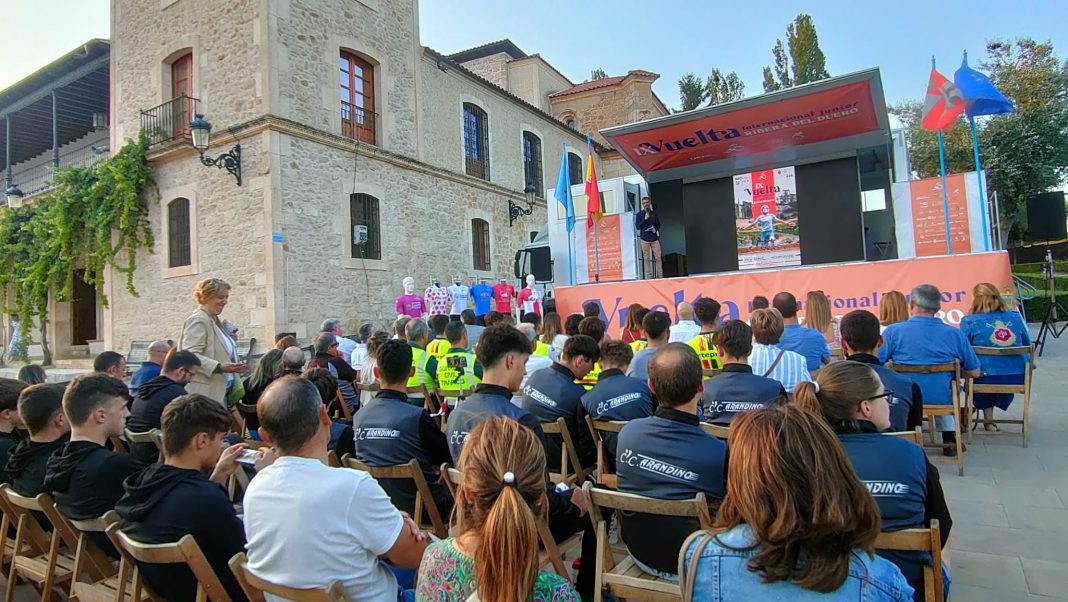 Un momento el acto de presentación de l IX edición de Vuelta Ribera celebrado en la explanada del santuario de la Virgen de las Viñas. / DUERO Deporte