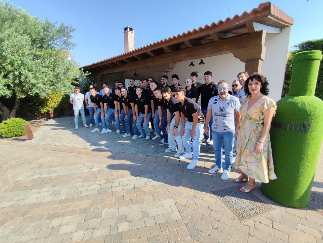 La plantilla 25-26 del Tubos Aranda Villa de Aranda en las instalaciones de Monteabellón. / duerodeporte.com