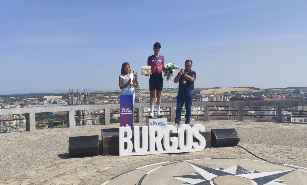 Mario Aparicio en el podio del Castillo de Burgos con el maillot de mejor burgalés. / duerodeporte.com