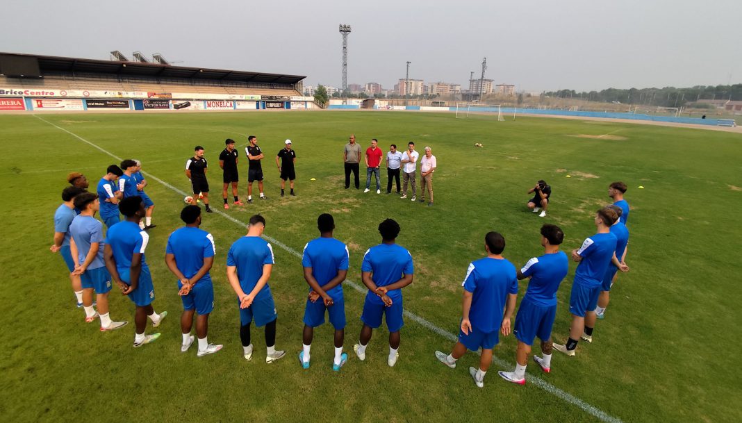 Imagen de la presentación de la directiva y los responsables de Racing City Group junto a los jugadores del nuevo proyecto de la Arandina. / DUERO Deporte