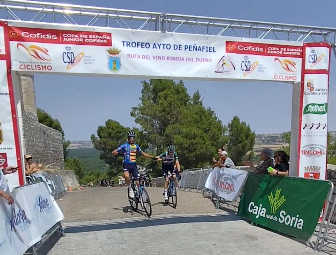 Álvaro Sansano (izq) entra victorioso junto a su compañero de equipo Javier Cubillas en la meta del Castillo de Peñafiel. / duerodeporte.com