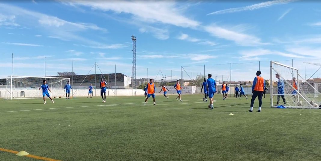 Uno de los entrenamientos de los arandinistas antes de recibir a la Cultural B. / DUERO Deporte