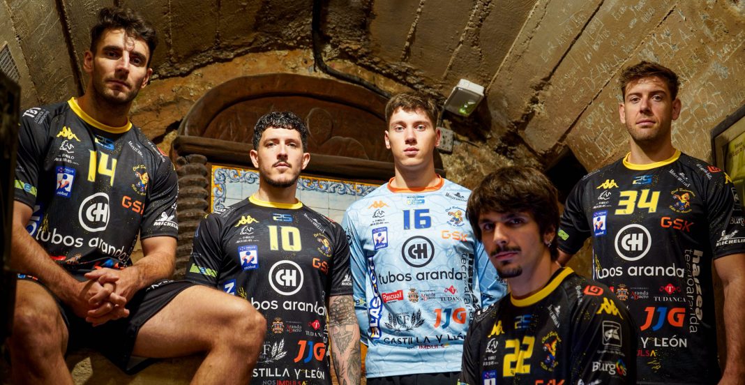 Los jugadores de Tubos Aranda Villa de Aranda podría estrenar en Guadalajara la nueva segunda equipación presentada recientemente en la bodega subterránea de Lagar de Isilla. / @Roberto_Campill0