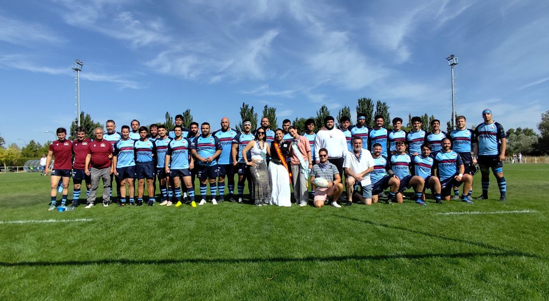 Foto de familia de Rugby Aranda junto a las autoridades municipales y la Reina y Damas de las Fiestas Patronales en los prolegómenos del encuentro de presentación ante El Salvador en Inacua Aranda. / DUERO Deporte
