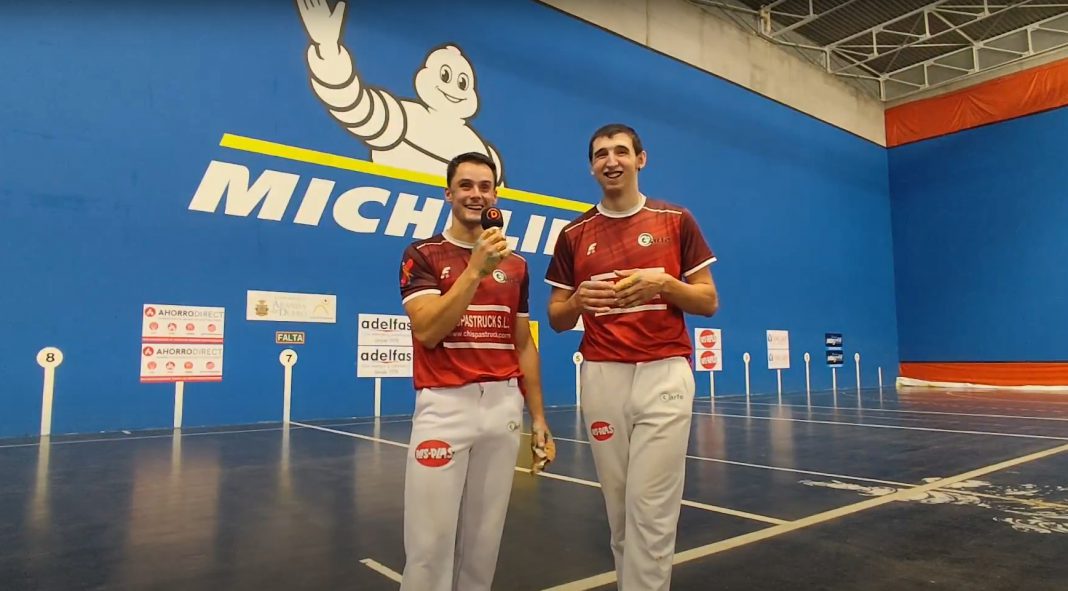 Labaka (i) y Azpiroz repasan el partido ante Canabal e Iturriaga para duerodeporte.com. / DUERO Deporte