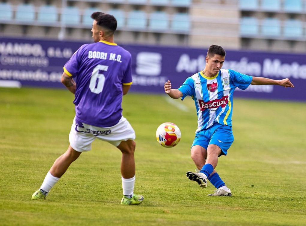Un lance de juego en el duelo del pasado sábado en la Nueva Balastera entre Arandina y Palencia. / Christian Monzón