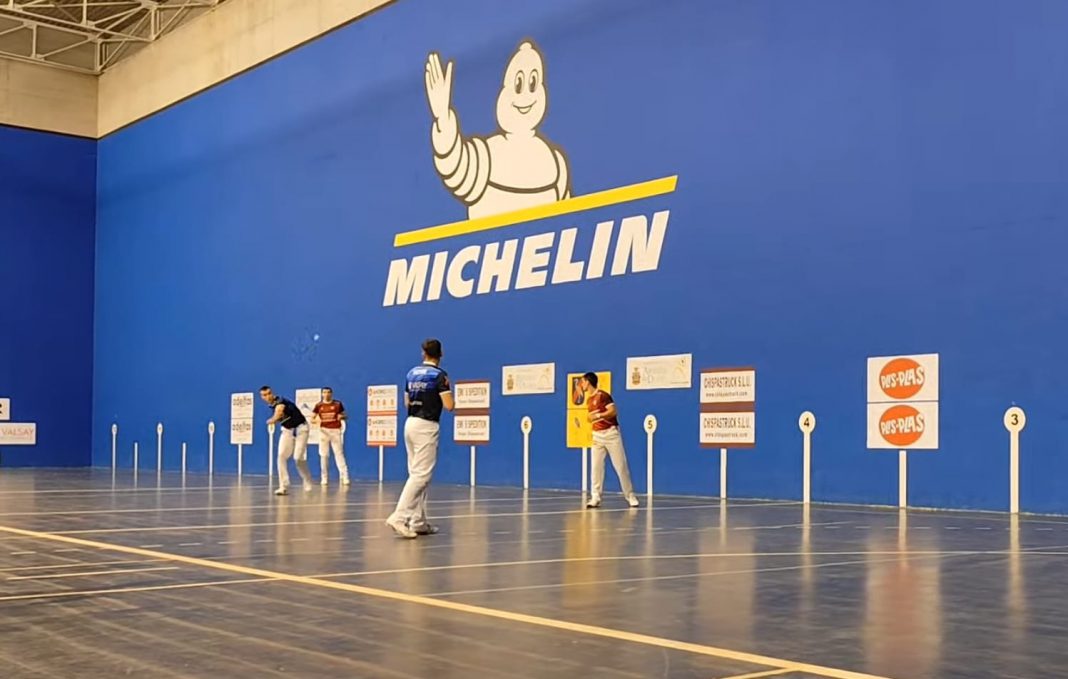 Uno de los partidos de Garfe celebrados el pasado mes de mayo en el Frontón Michelín de Inacua Aranda. / DUERO Deporte