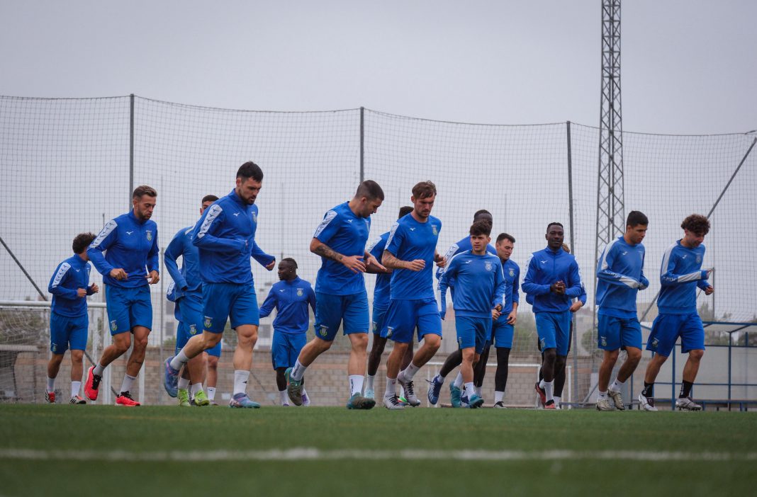Uno de los entrenamientos de los blanquiazules antes de recibir al Almazán. / @somosafir