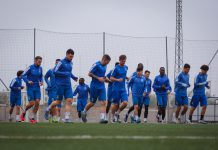 La Arandina se marcha a parón con pocas alegrías y números de equipo mediocre Uno de los entrenamientos de los blanquiazules esta temporada. / @somosafir