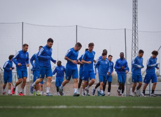 La Arandina se marcha a parón con pocas alegrías y números de equipo mediocre Uno de los entrenamientos de los blanquiazules esta temporada. / @somosafir