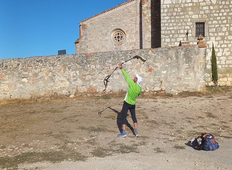 El arquero José Herrero Calvo a su llegada a Atapuerca donde lanzó la tercera de las flechas del recorrido. / DUERO Deporte