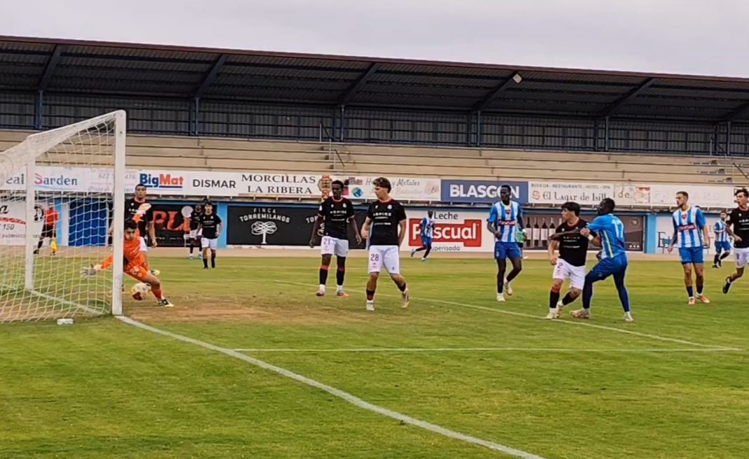 El meta culturalista Palomares evita el 1-0 tras un gran remate de cabeza de Mariano. / DUERO Deporte