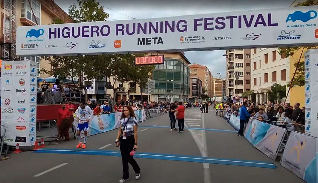 La salida de la Higuero Running Festival volverá a congregar a miles de corredores en la Calle San Francisco. / DUERO Deporte
