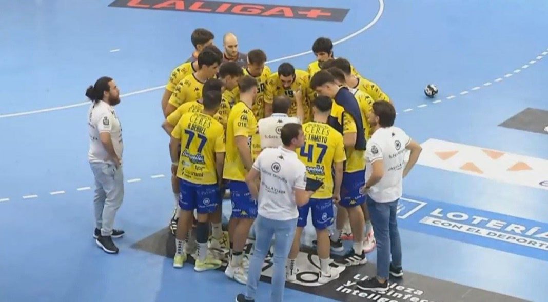 Los amarillos sobre la cancha del David Santamaría de Guadalajara durante un tiempo muerto. / La8 Burgos