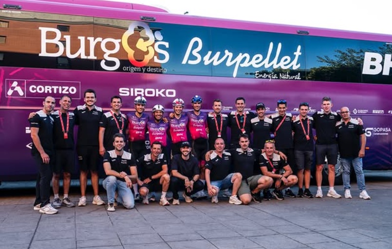 La escuadra morada se inmortalizó tras la accidenta edición de La Vuelta. / Burgos Burpellet BH