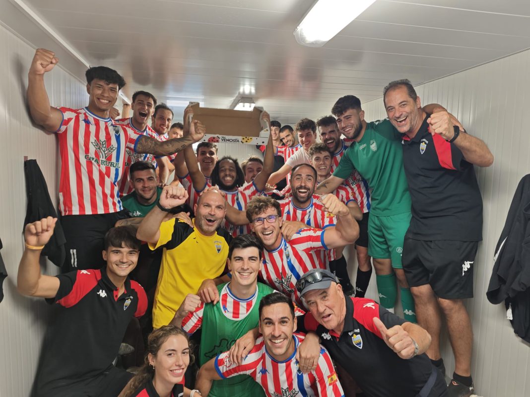 El vestuario del Atlético Tordesillas tras uno de sus triunfos esta temporada con la presencia de Pesca y Lucía Lorenzo, en la imagen. / Atlético Tordesillas